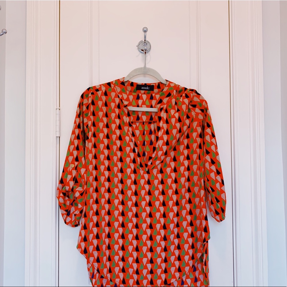 BNWOT❤️ZOUK:⭐️WOMEN’S FLOWY V CUT TRIBAL PRINT SHIRT💚